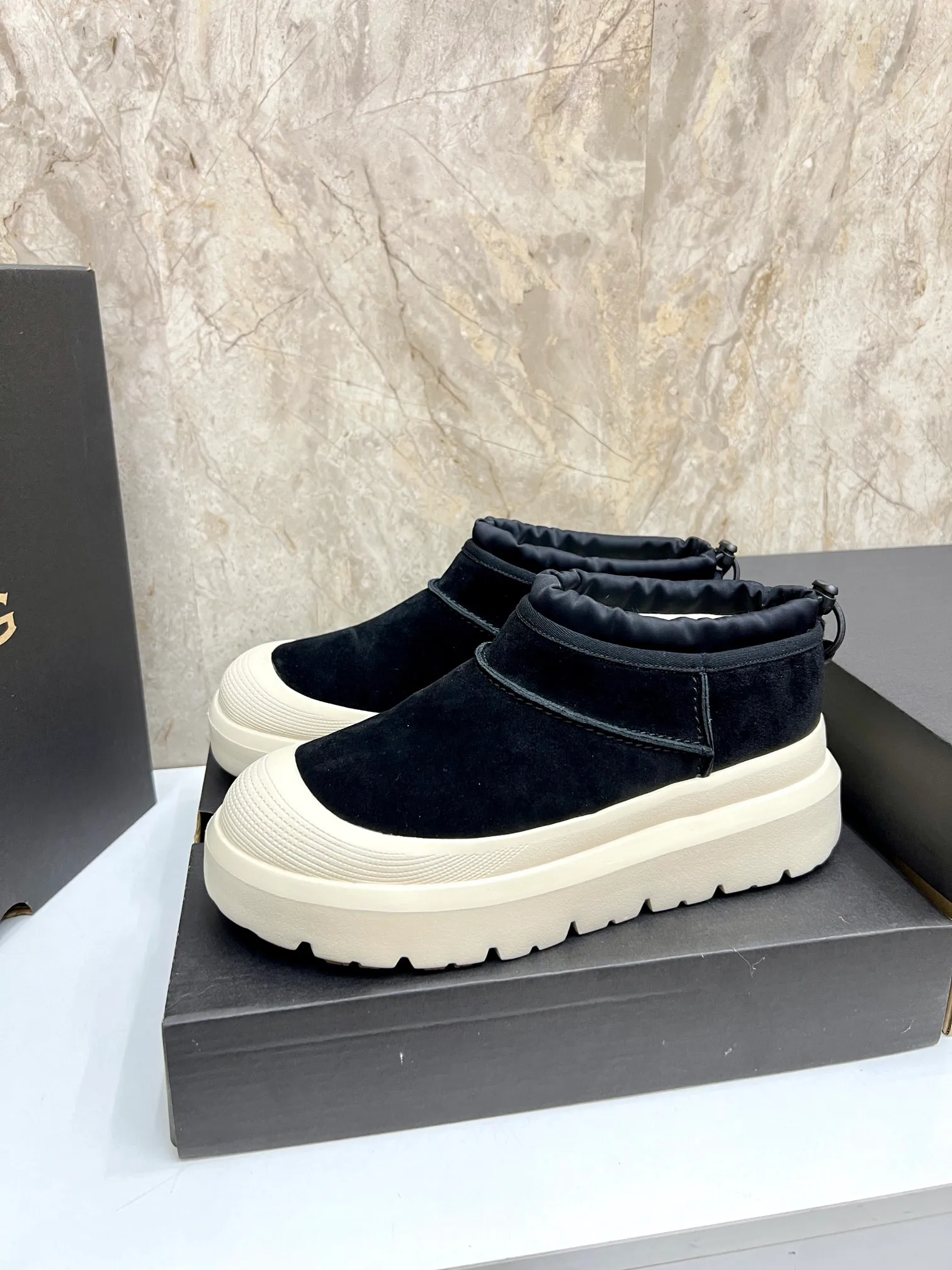 Men's men's shoes💰: 💰540💰Couple model👫 UGG Tasman Weather Hybrid one-second snow boots👢 Wang Yibo's same 👏 classic Tasman shoe is designed with environmentally friendly waterproof and snowproof material, which is both fashionable and functional. At the same time, it is paired with the new UGG Keen furry color-blocked jacket. Bright orange and maroon collide to create a new light outdoor style and open up a new travel experience in early autumn! Using the best materials, the 17mm fur-integrated surface is warmer and more breathable, and the outsole is upgraded to a lightweight and wear-resistant light wing technology outsole! Size: Women’s size 35-40 / Men’s size 38–44 (45 customized) Official website color